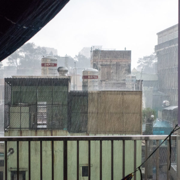 Wolkenbruch in Saigon während der Trockenzeit